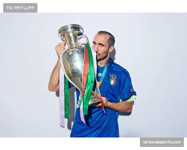 特写:告别战前,基耶利尼在都灵指导年轻后卫防守技巧 特写:告别战前,基耶利尼在都灵指导年轻后卫防守技巧